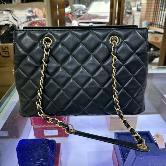 Chanel lampskin medallion zip tote bag tote black - Picture 2 of 8